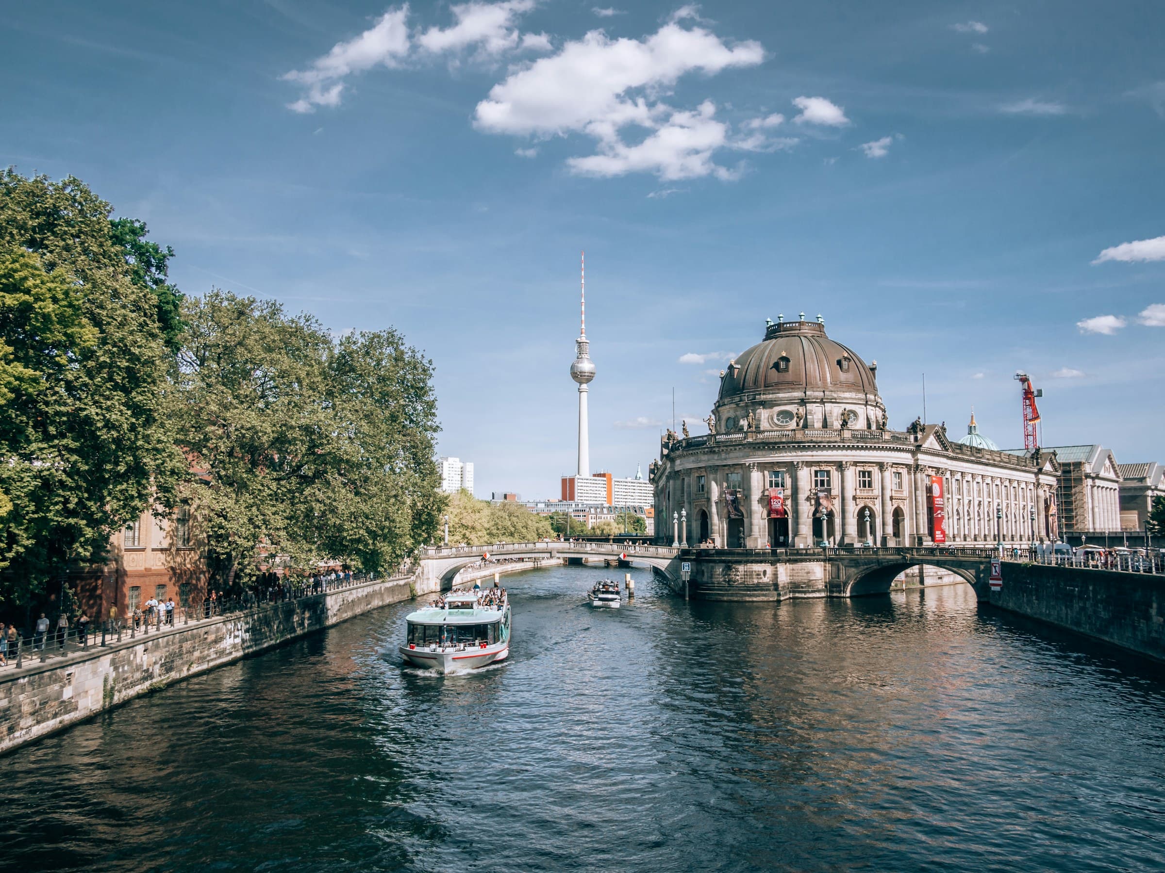 Spree mit Bode-Museum und Fernsehturm unter blauem Himmel